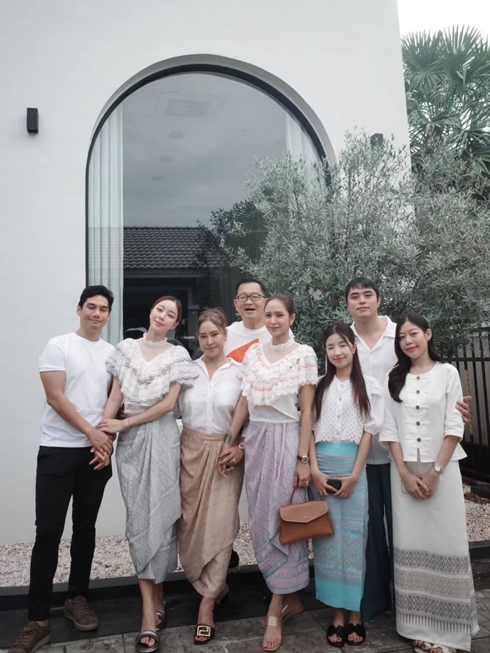  อุ้ม ลักขณา นิวเคลียร์ หรรษา ฉลองวันเกิดคุณแม่ม่วย สมปอง