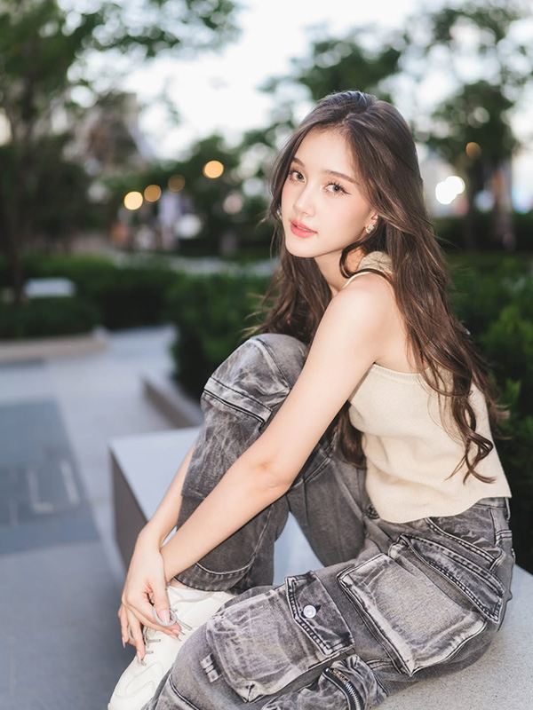 ลิซ่า อลิซา นางเอก สาวไทยข้ามภพป่วนใจแม่ทัพ