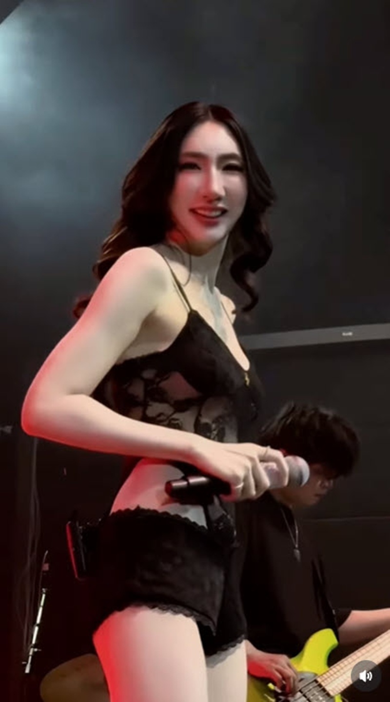 เบนซ์ พริกไทย กับชุดลูกไม้ซีทรู