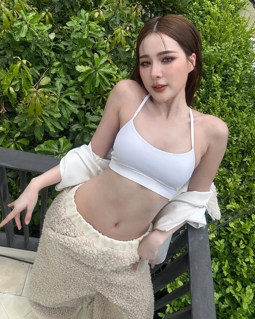 จันจิ จันจิรา ร้อนฉ่าไม่พัก เสิร์ฟชุดอยู่บ้านสุดเซี้ยะริมระเบียง