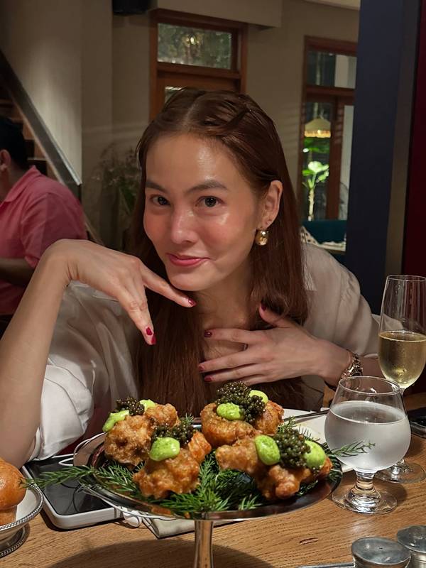 เอมมี่ มรกต ขอพรวันเกิดอายุ 42 ปี