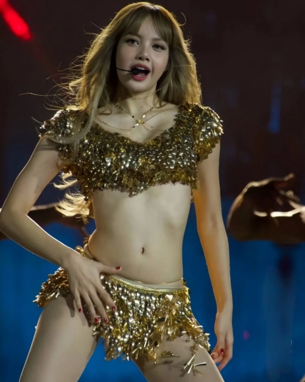 ชุด ลิซ่า ใส่ขึ้นคอนเสิร์ต BLACKPINK WORLD TOUR