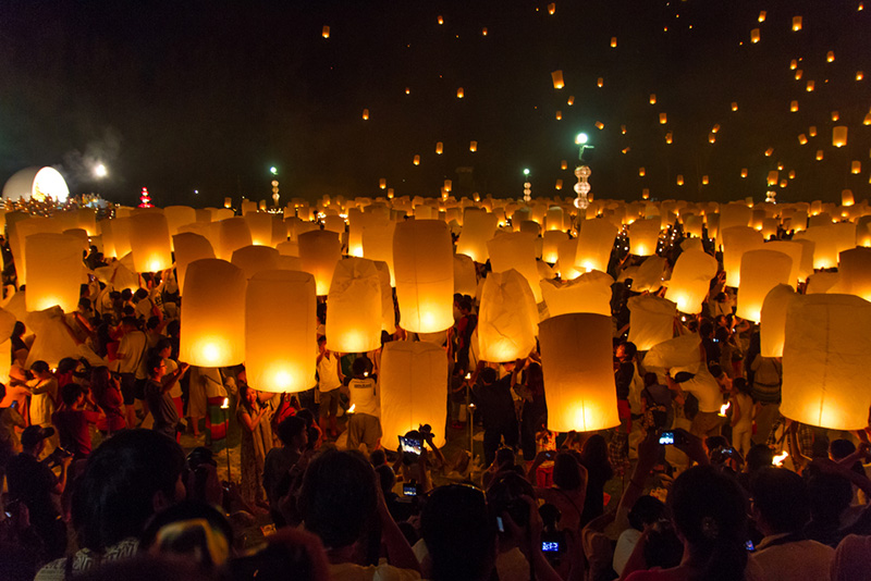 การปล่อยโคมลอยในประเพณียี่เป็ง เชียงใหม่