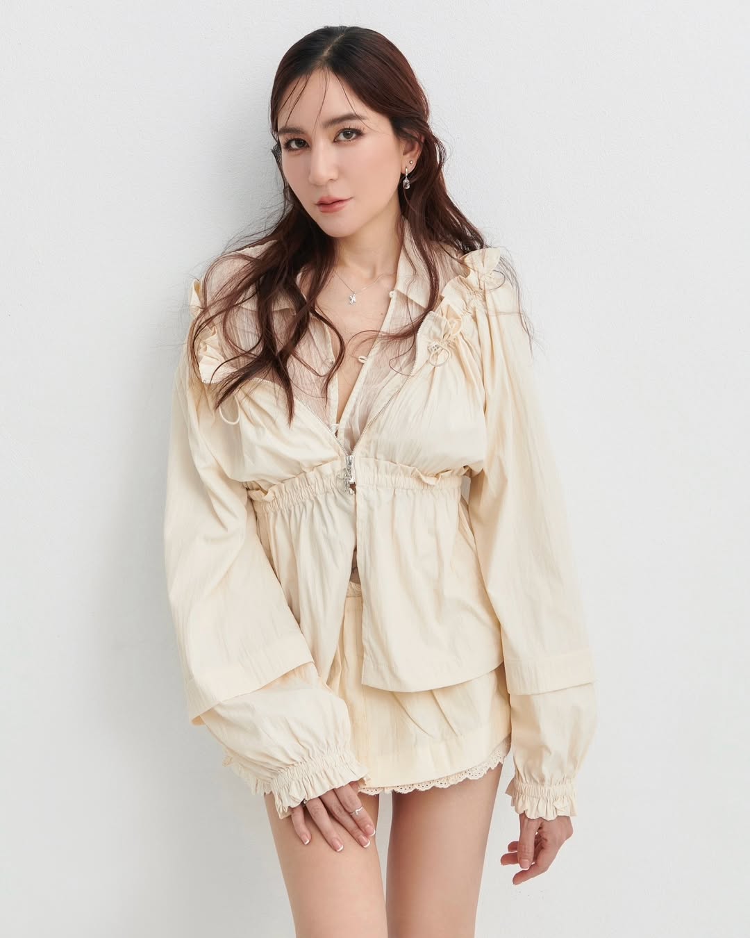 พลอย ชิดจันทร์ ในชุดว่ายน้ำวันพีซ