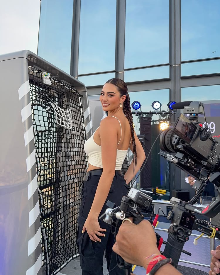 แอนชิลี สก๊อต-เคมมิส จัดหนัก โชว์อึ๋มล้นบิกินี่ริมทะเล