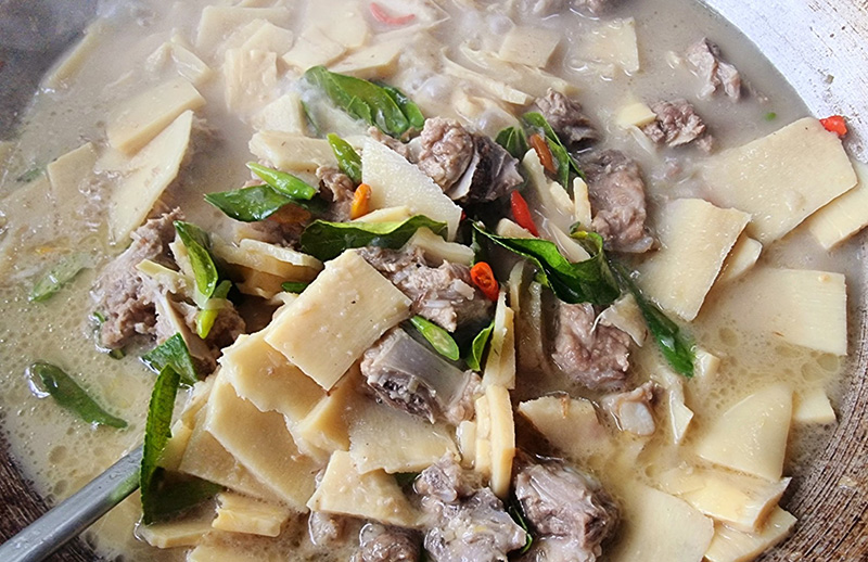 แกงเผ็ดหน่อไม้สด ซี่โครงหมูตุ๋น