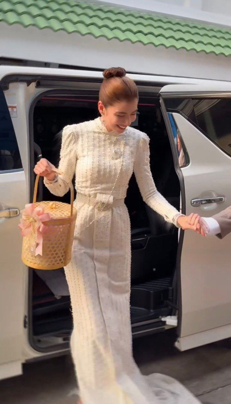 จีน่า วิรายา ใส่ชุดไทยจับมือหนุ่มข้างกายทำบุญ