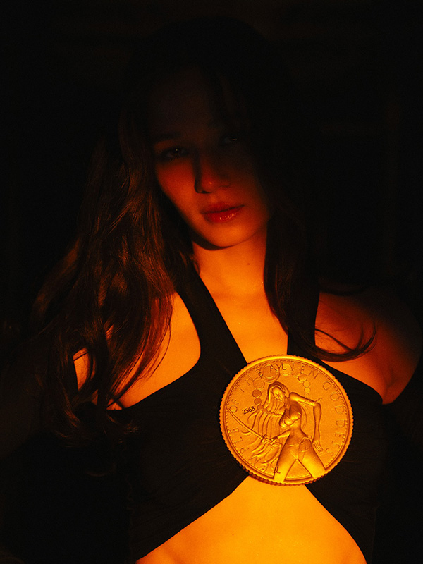 วี วิโอเลต ชุดขึ้นคอนเสิร์ต