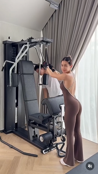 เนย โชติกา ชุดออกกำลังกายอวดก้นเด้ง