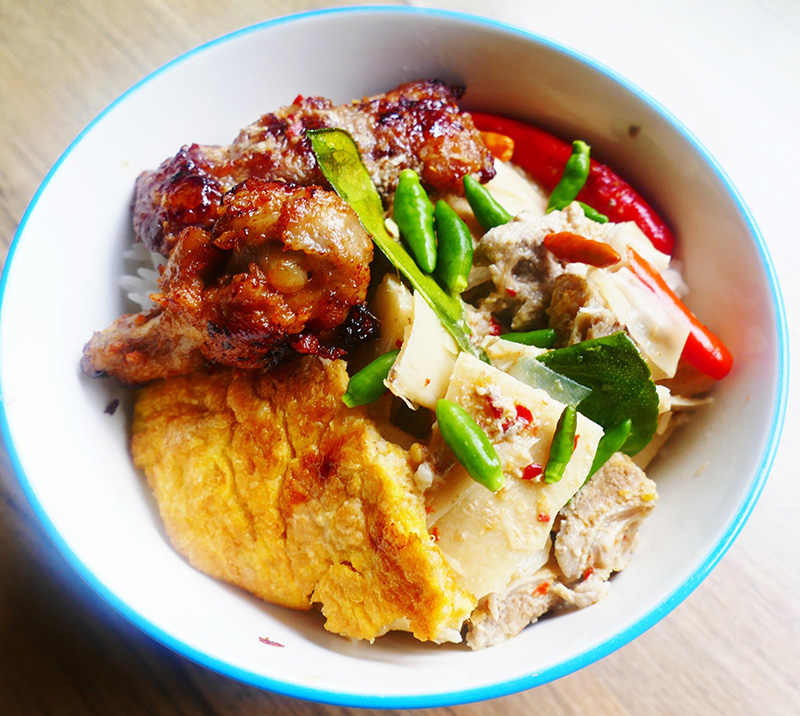 แกงเผ็ดหน่อไม้สด ซี่โครงหมูตุ๋น