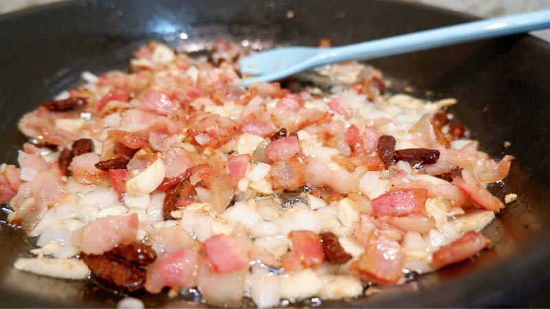 สปาเกตตีเบคอนพริกแห้ง