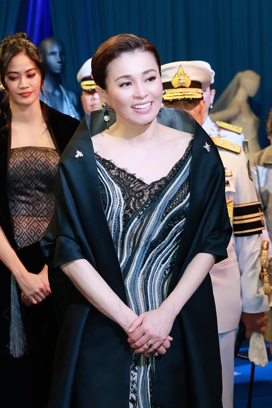 พระราชินี ทอดพระเนตรนิทรรศการ และงานแสดงแฟชั่นโชว์