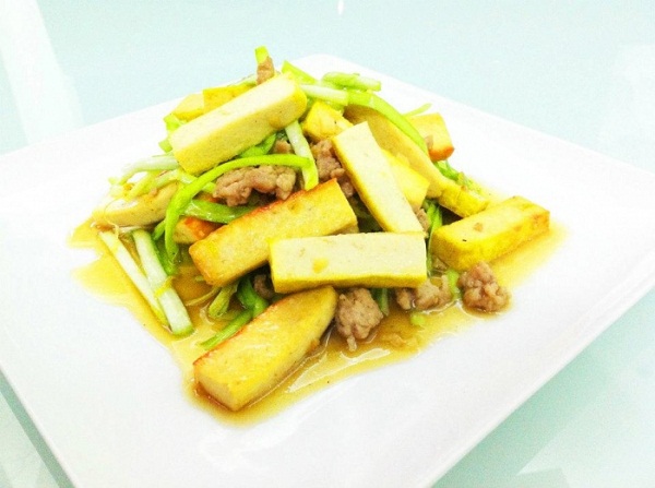 ผัดกุยช่ายขาวเต้าหู้หมูสับ