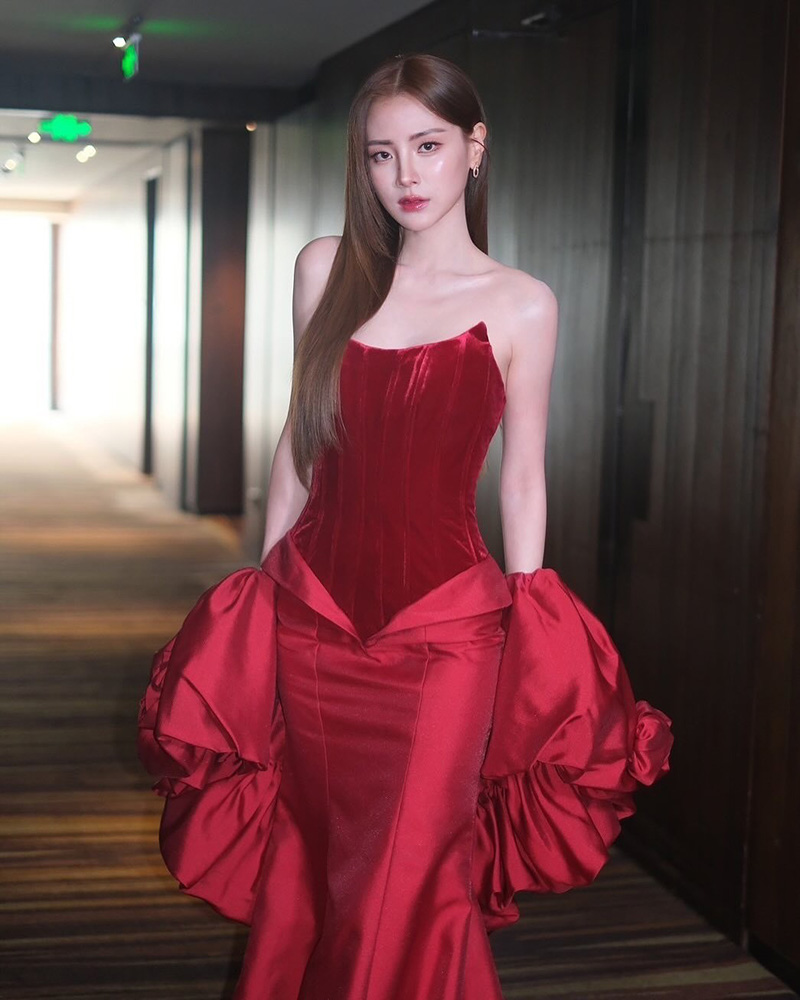  เปิดโมเมนต์ ใบเฟิร์น ช่วย เมิ่งจื่ออี้ นางเอกดัง ในงานที่จีน