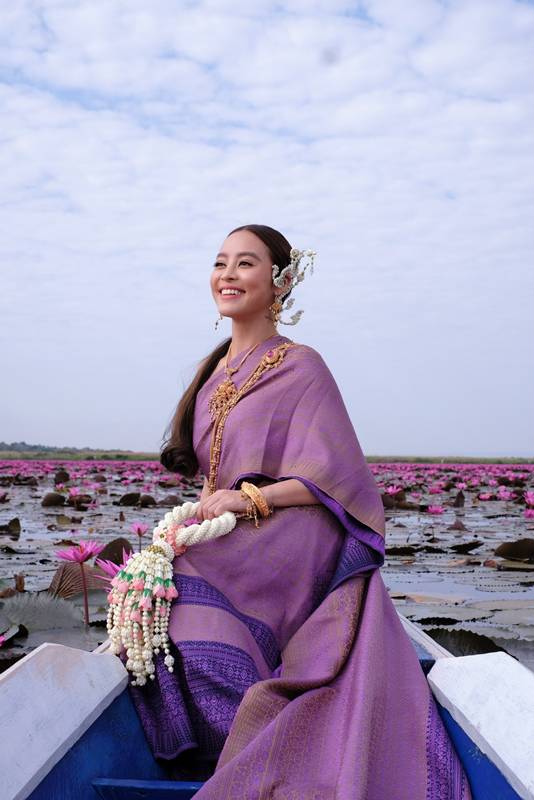 แพรี่พาย เผยเซตภาพในตำนาน ทุ่งทะเลบัวแดง