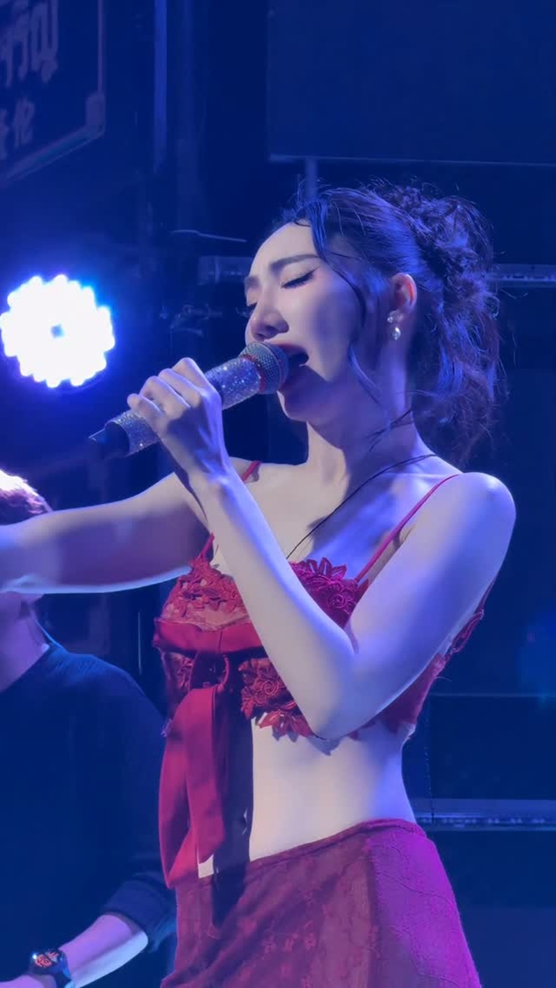 เบนซ์ พริกไทย กับชุดลูกไม้ซีทรู