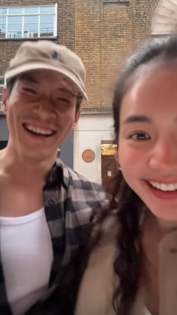 อาเล็ก บินเซอร์ไพรส์ โบว์ ถึงลอนดอน