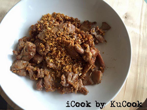 ข้าวเหนียวหมูทอดกระเทียม