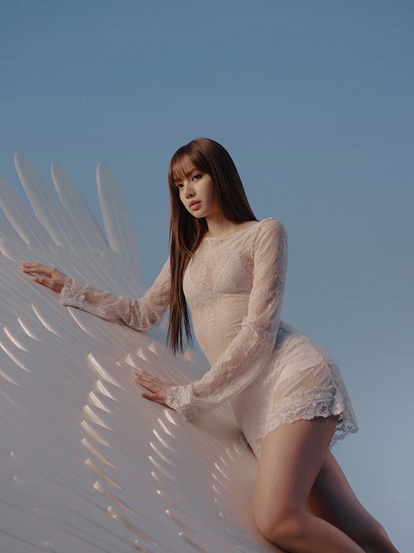 ลิซ่า อวดหุ่นแซ่บ ชุดแบรนด์ดัง LISAxKith