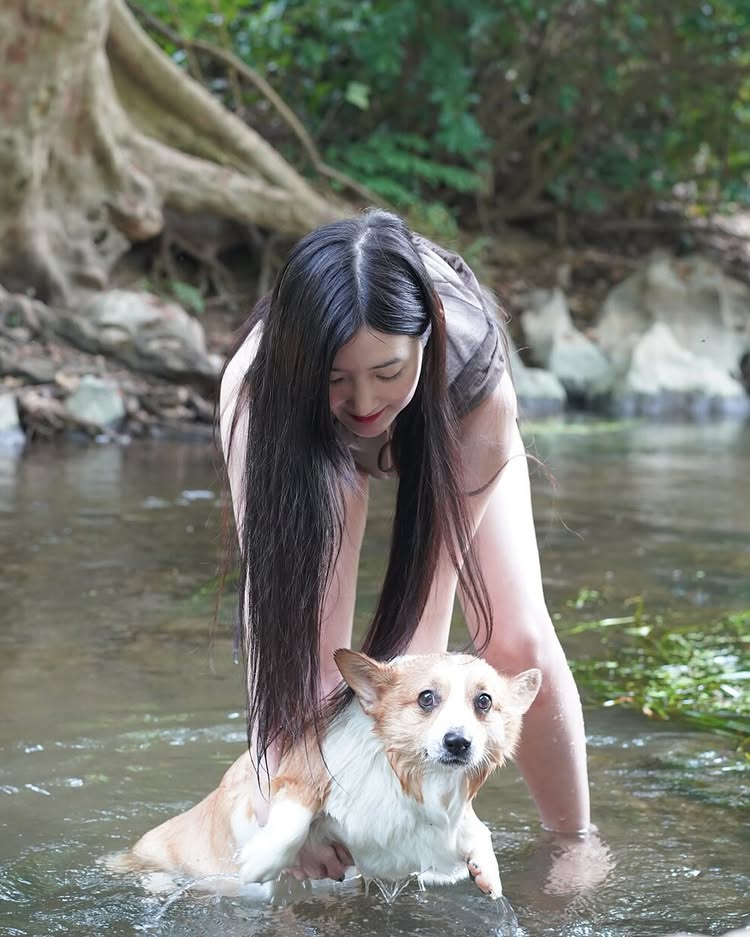 เบียร์ เดอะวอยซ์ ใส่วันพีซแหวกอก เล่นน้ำตกซู่ซ่า โชว์อกอึ๋มเต็มสองตา