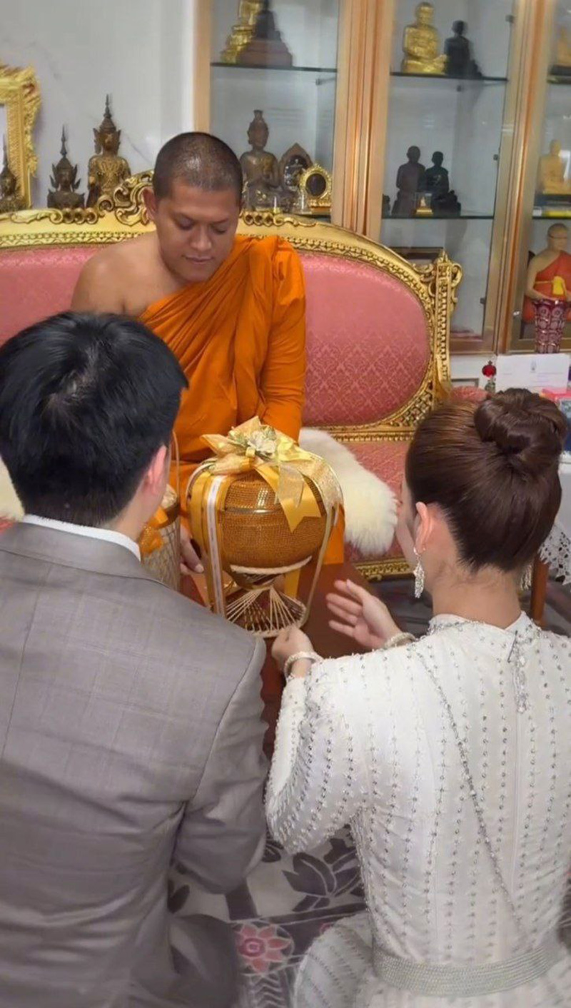 จีน่า วิรายา ใส่ชุดไทยจับมือหนุ่มข้างกายทำบุญ