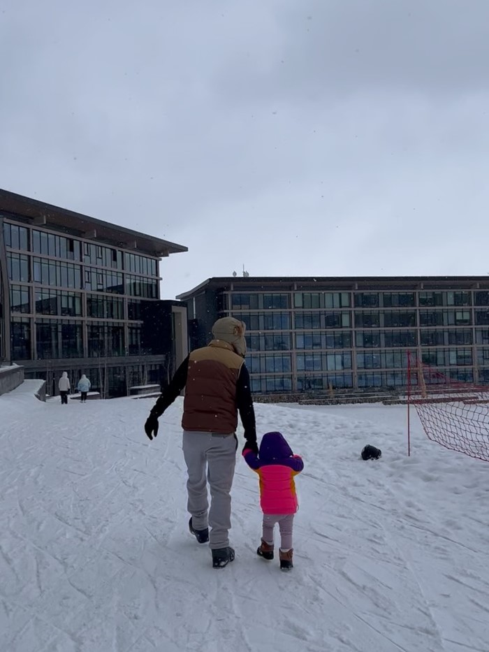 แพทริเซีย พาน้องเอลิเซีย และน้องแพทริค สัมผัสหิมะที่ญี่ปุ่น