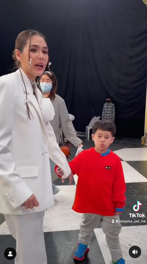 น้องสายฟ้า น้องพายุ Paper Planes