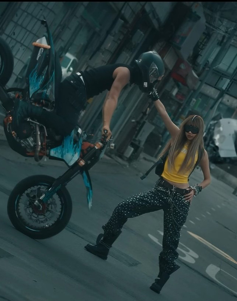 ลิซ่า BLACKPINK อวดโฉม Ferrari คันใหม่ 