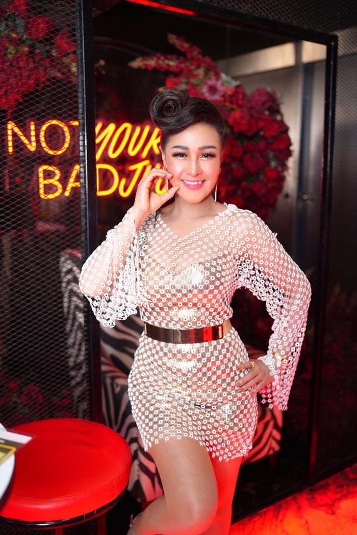 หญิงลี ศรีจุมพล