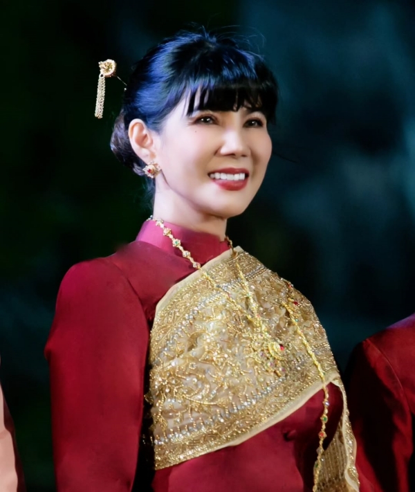 แก้ว อภิรดี