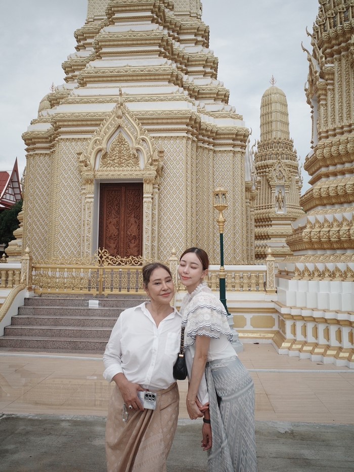  อุ้ม ลักขณา นิวเคลียร์ หรรษา ฉลองวันเกิดคุณแม่ม่วย สมปอง