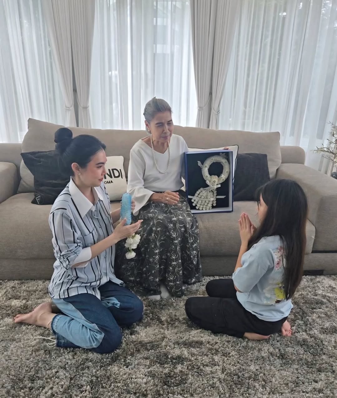 เมย์ เฟื่องอารมย์ คุณแม่ และน้องมายู