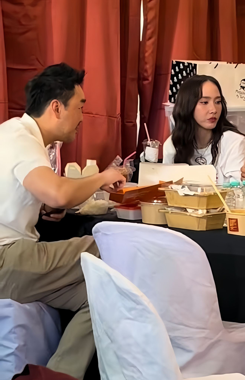 เปิดโมเมนต์ อั้ม-ไฮโซพก เจอกันงาน Aumaum Event 