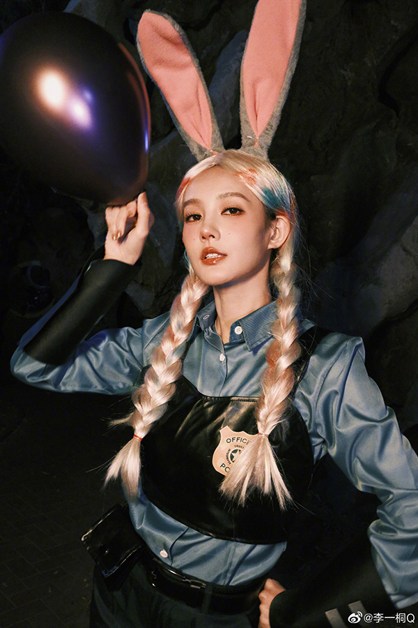 หลี่อี้ถง ประวัติ