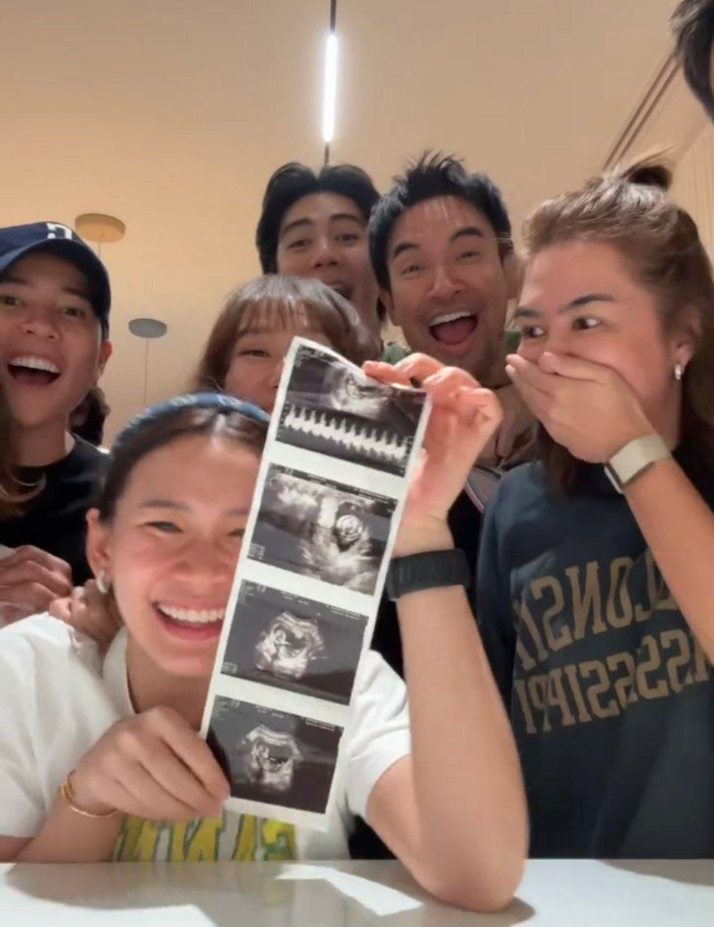 เปิดโมเมนต์ เจมส์จิ-โฟม เซอร์ไพรส์เพื่อน ๆ ด้วยข่าวท้อง แต่มีคนรู้ก่อน