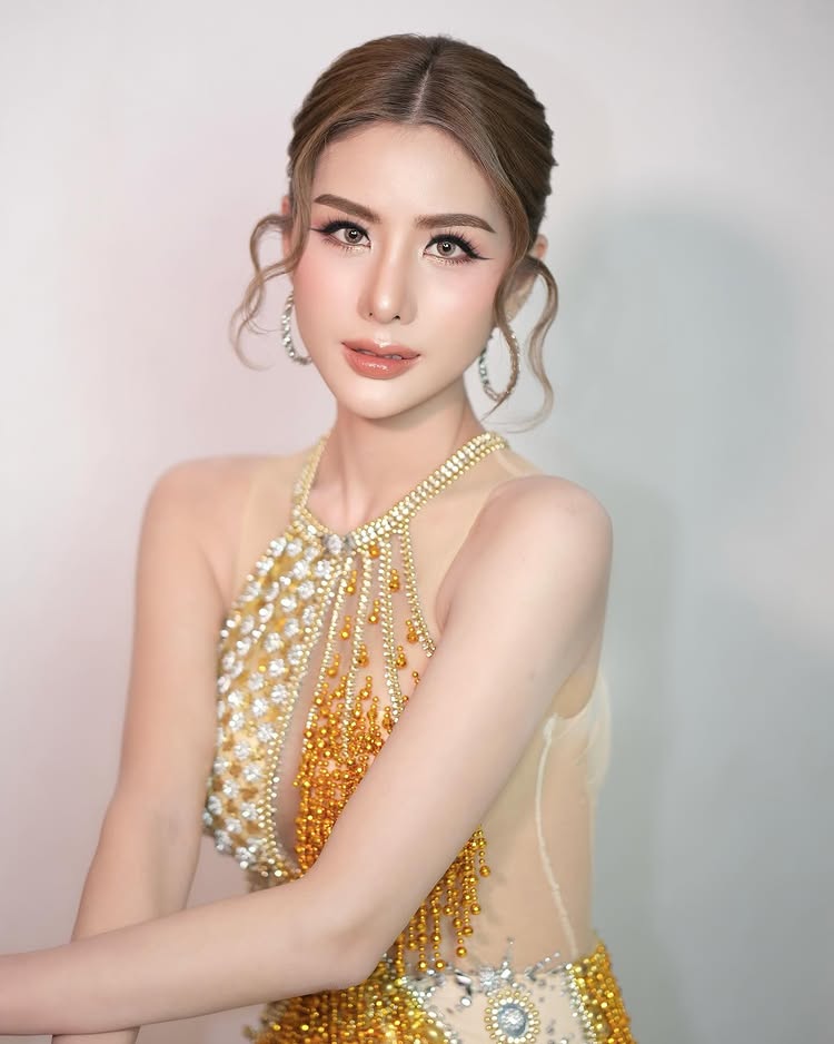 หนิง ปัทมา นักร้องลูกทุ่งสาวสุดฮอต นุ่งสั้น โชว์เอวบางเฉียบเจาะสะดือ