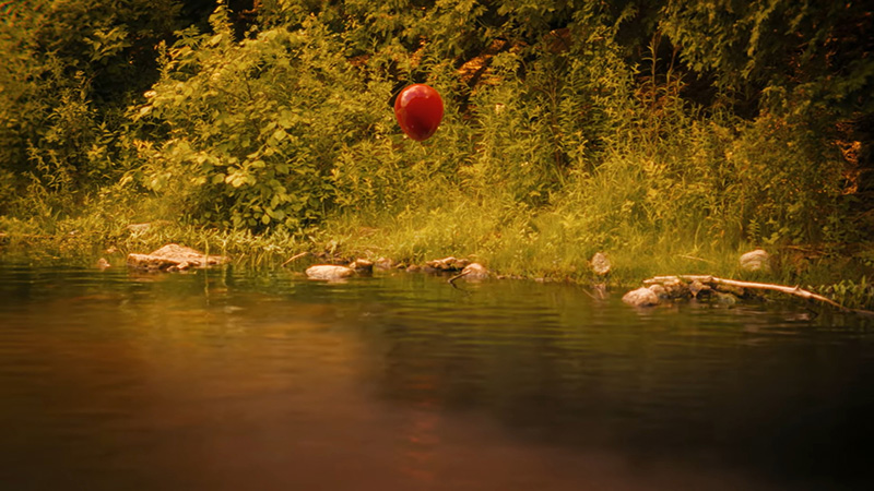 ภาพทีเซอร์เพนนีไวซ์พร้อมลูกโป่งสีแดงจาก IT: Welcome to Derry