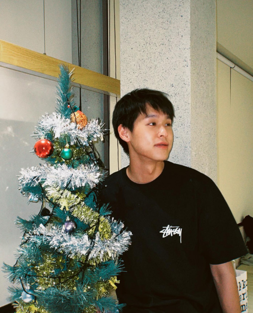 15 ไอเดียถ่ายรูปกับต้นคริสต์มาส โพสท่าเท่ ๆ ฉบับหนุ่มคนดัง