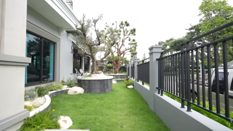 บ้าน  แมน การิน และ เกล รดา  สวนหน้าบ้าน