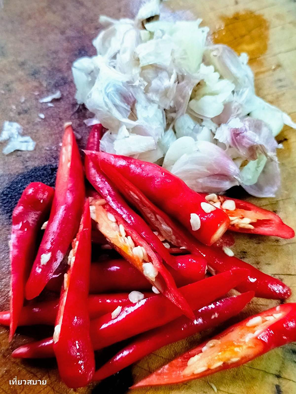 ผัดมะเขือยาวใส่หมูทอด อาหารไทย สูตรอาหาร