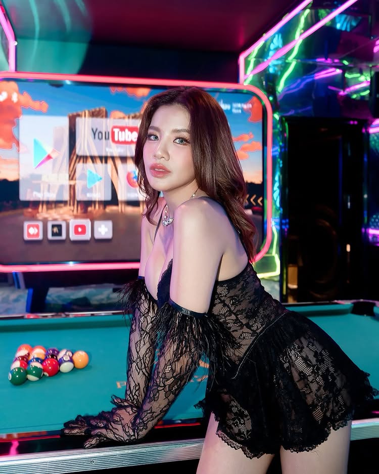 ใบเตย อาร์สยาม ใส่ทูพีซ โชว์หุ่นขาวเนียนริมทะเล