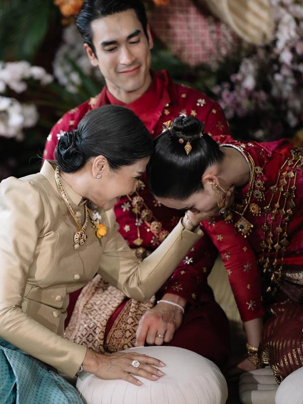 ผ้าห่อสินสอดสู่ขอ ญาญ่า อุรัสยา