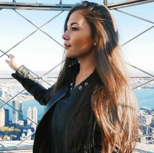 อนิชา อิซา คาเลบิก ประวัติ