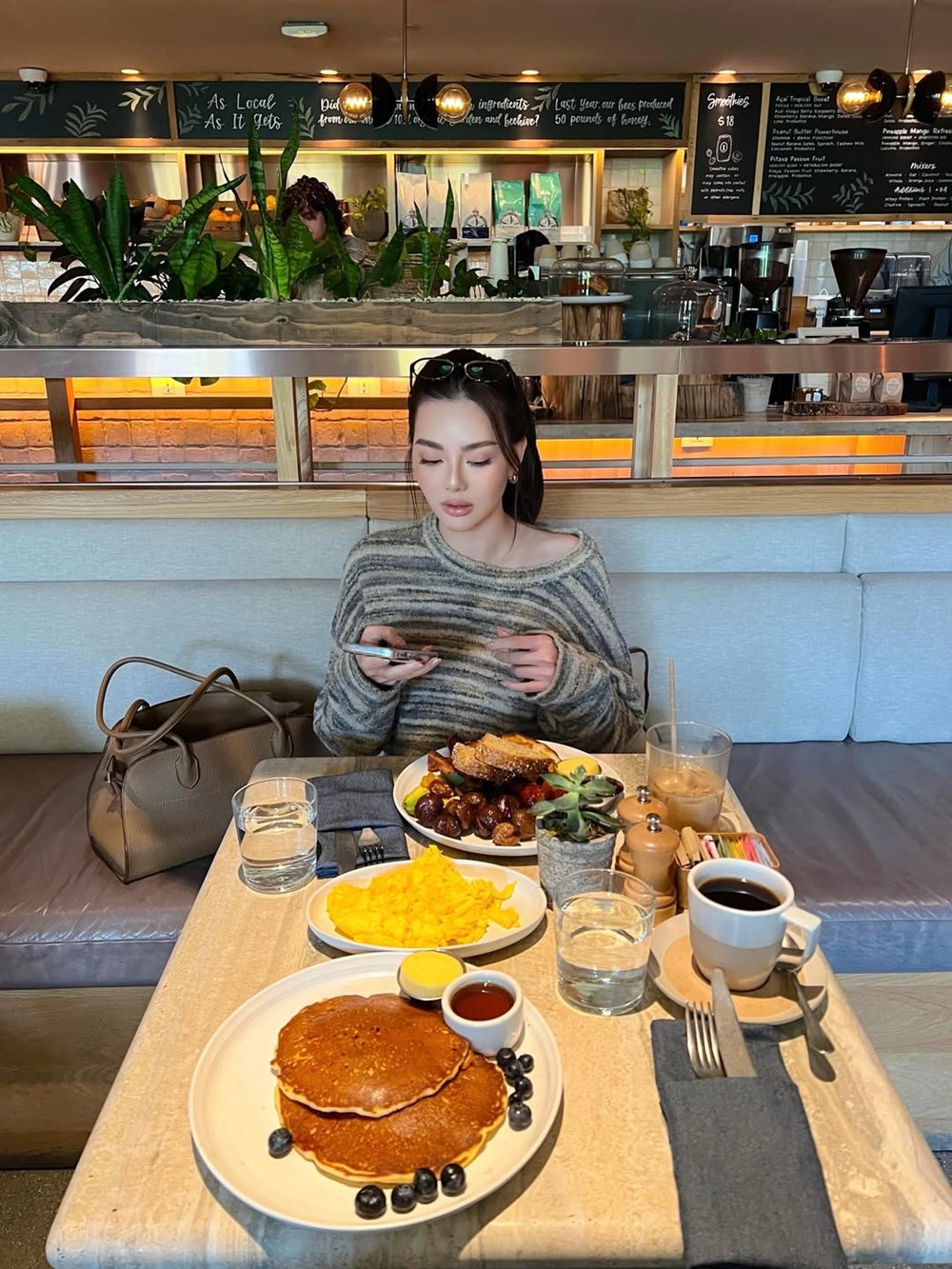 ดิว อริสรา ลงแคปชั่นหวานฉ่ำ แถมทำคนสะดุดตาเสื้อคู่ ลุ้นเปิดตัวรักใหม่ คือใครกัน !?