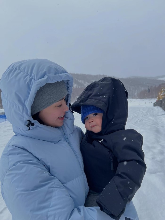 แพทริเซีย พาน้องเอลิเซีย และน้องแพทริค สัมผัสหิมะที่ญี่ปุ่น