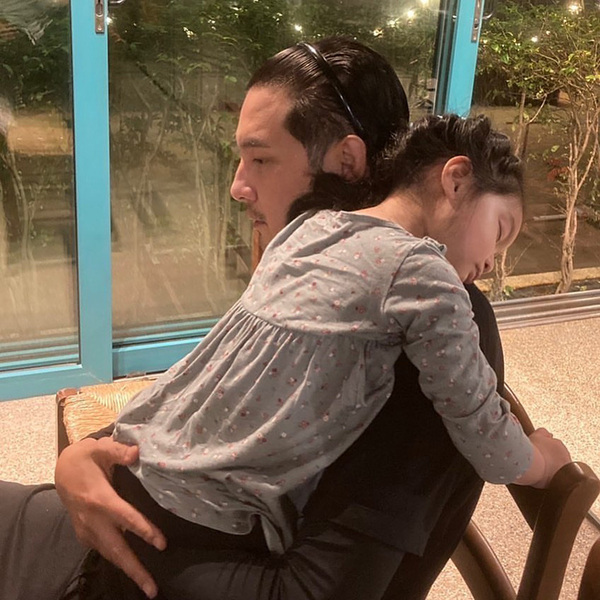 กุ้งพลอยยกมือไหว้