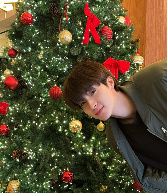 15 ไอเดียถ่ายรูปกับต้นคริสต์มาส โพสท่าเท่ ๆ ฉบับหนุ่มคนดัง