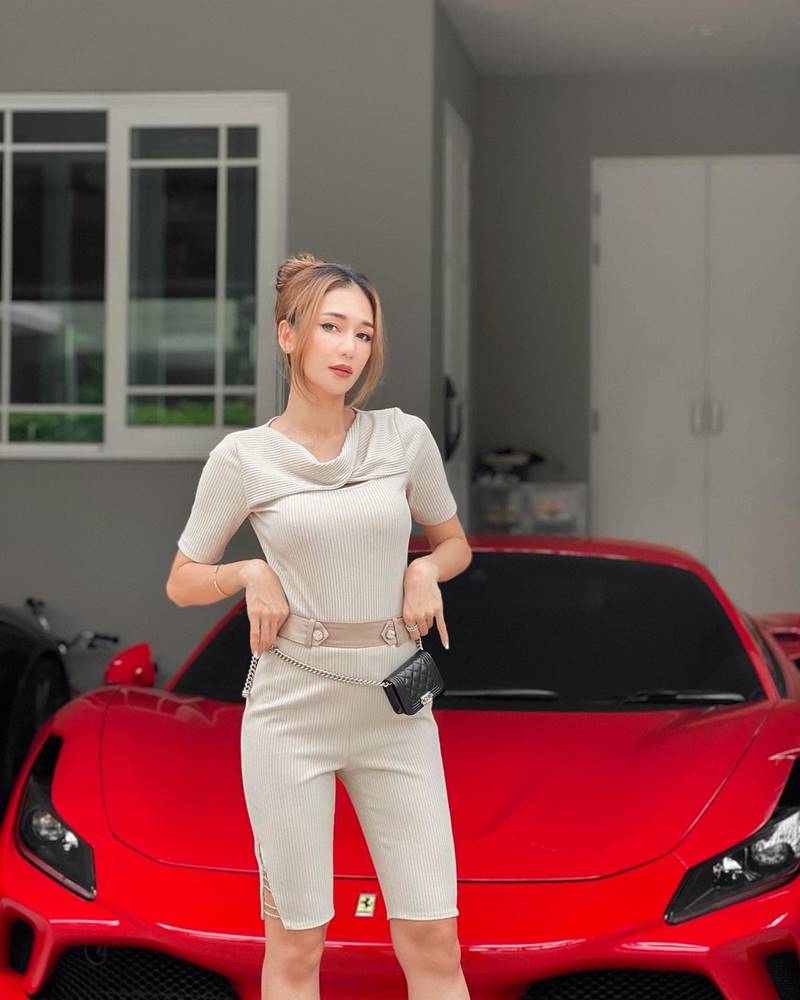 เนย โชติกา