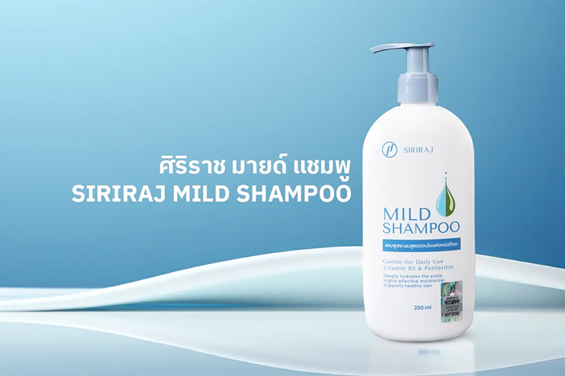 ผู้หญิงที่มีผมสุขภาพดี มีสินค้าจากศิริราชบำรุงเวช SIRIRAJ MILD SHAMPOO และ SIRIRAJ BUTTERFLY PEA SHAMPOO อยู่ด้วย