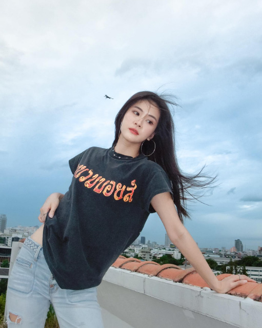 แพรว เฌอมาวีร์ ประวัติ